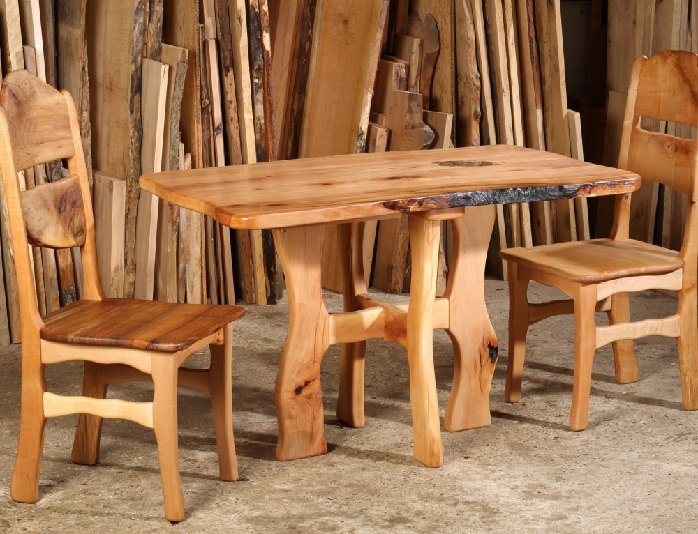 Tisch und Stühle aus Esche. Der Baum aus dem diese Gruppe